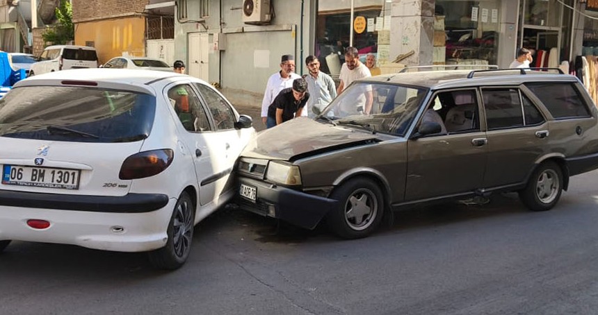 Batman'da iki otomobil çarpıştı