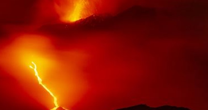 Etna Yanardağı’nda lav akışı sürüyor