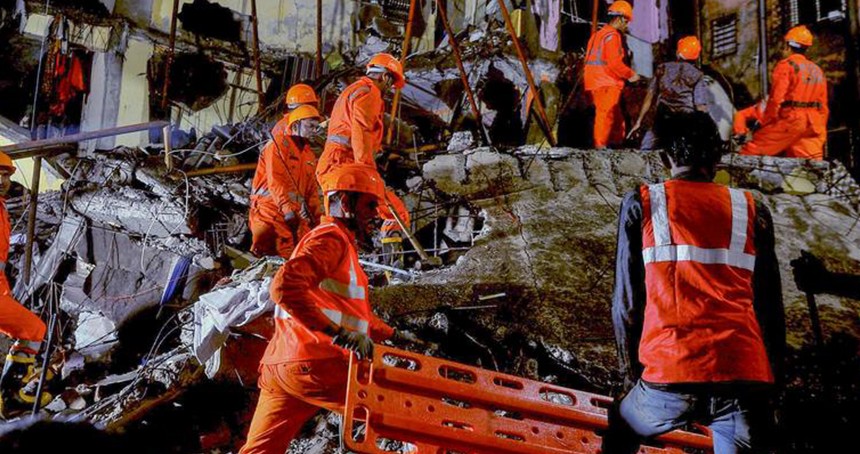Hindistan'da 4 katlı bina çöktü: 17 ölü, 9 yaralı
