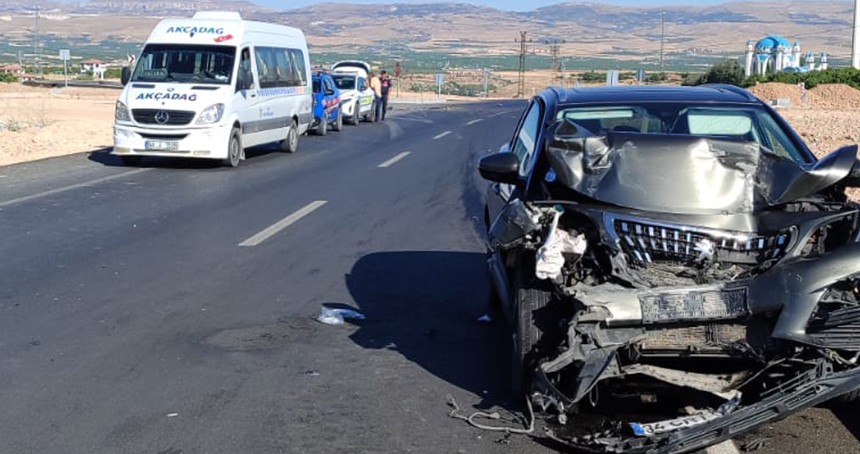 Malatya'da minibüs ile otomobil çarpıştı: 9 yaralı