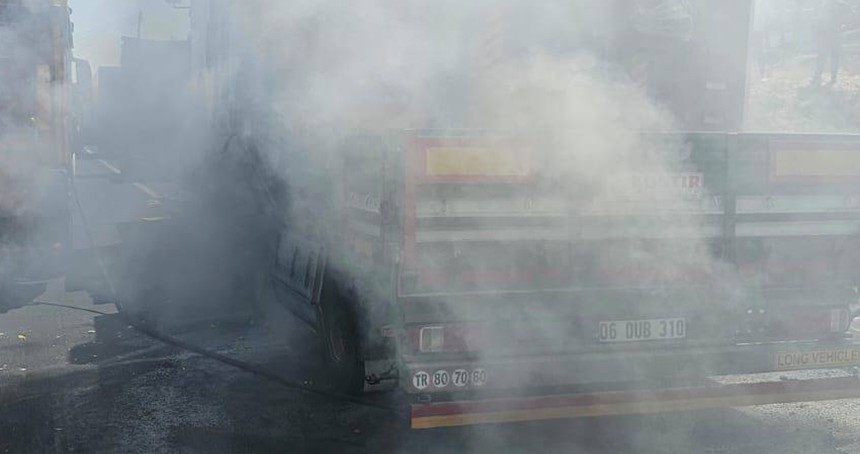 Araç yangını ekiplerin hızlı müdahalesiyle söndürüldü
