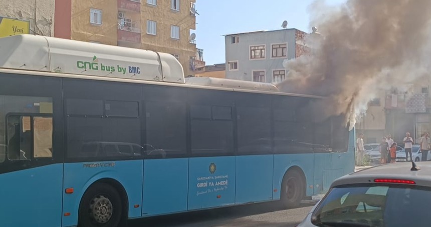 Diyarbakır’da belediye otobüsü alev alev yandı