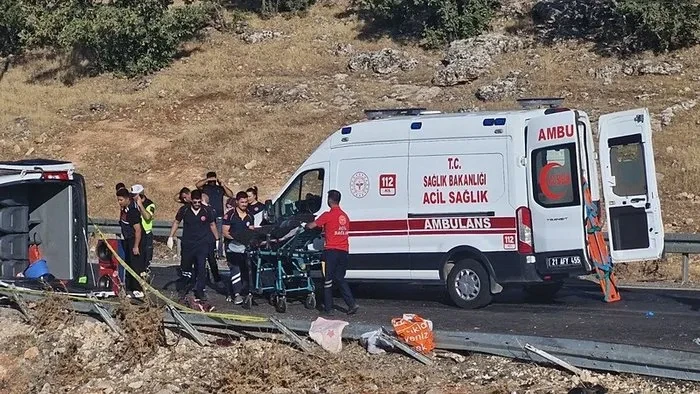 Feci kaza! Kadınları taşıyan minibüs devrildi: 1 ölü 15 yaralı