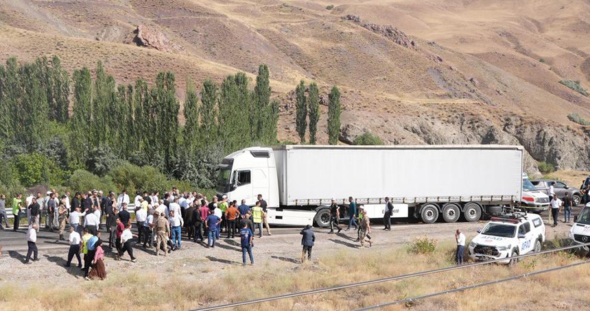 Hakkari’de tır ile otomobil çarpıştı: 3 ölü, 2 yaralı