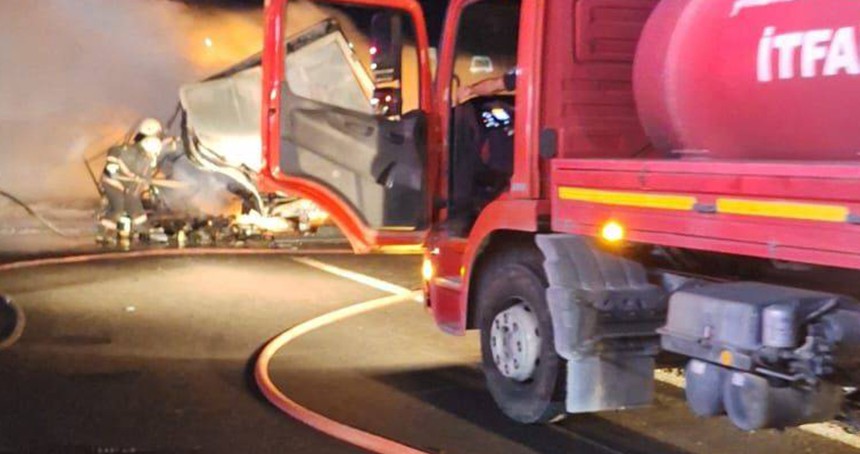 Şanlıurfa’da otoyolda motor yağı yüklü araç yandı