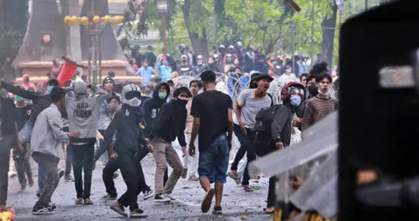Endonezya'da protestolar şiddetlenerek artıyor