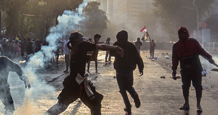 Endonezya’da devam eden protestolarda 6 kişi öldü, ordu sokakta