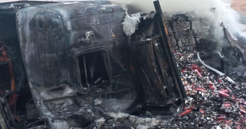 Freni boşalan kamyon devrildi: Bir ölü