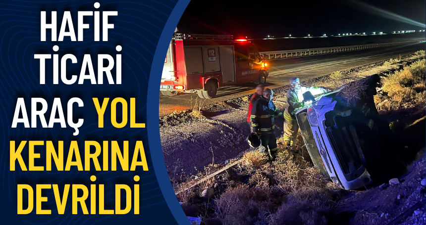 Hafif ticari araç yol kenarına devrildi