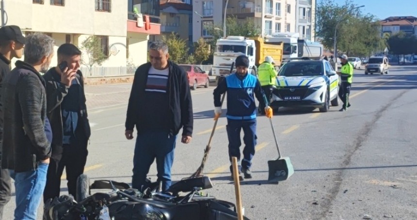 Malatya'da hafriyat kamyonu ile motosiklet çarpıştı
