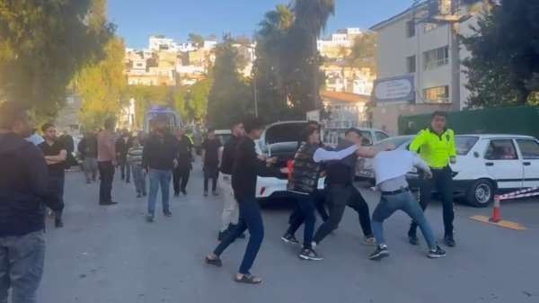 Kaza sonrası birbirlerine girdiler: 2 gözaltı