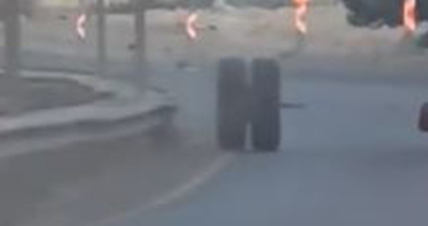 Şanlıurfa girişinde kamyonetin lastiği yola fırladı: Sürücünün dikkati olası kazayı önledi