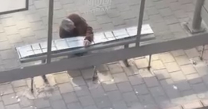 Mardin'de duyarlı vatandaş, yolcular üşümesin diye durağın oturma yerlerini halıyla kapladı