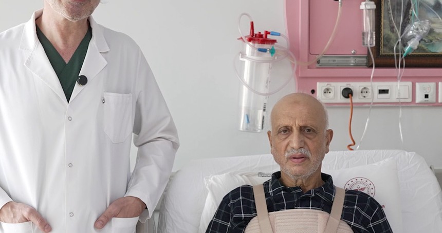 Kalbinde tümör ve damarlarında tıkanıklık bulunan hasta tek seansta başarıyla ameliyat edildi