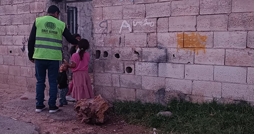 Umut Kervanı Akçakale'de her ay düzenli gıda yardımında bulunuyor
