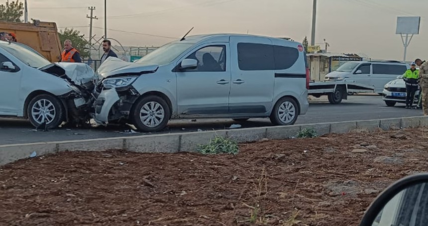 Şanlıurfa’da trafik kazası: 2 araç kafa kafaya çarpıştı