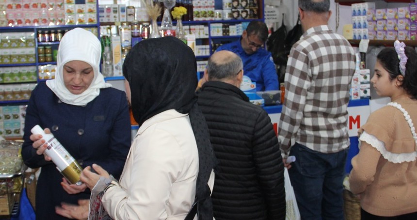 Soğuyan hava aktarlara yoğunluk getirdi: Kış çaylarına ilgi artıyor