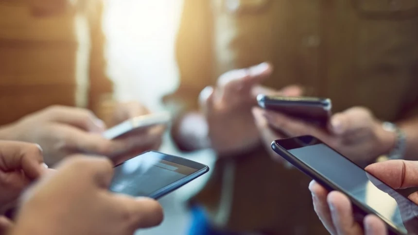 Cep telefonlarına zam geliyor!