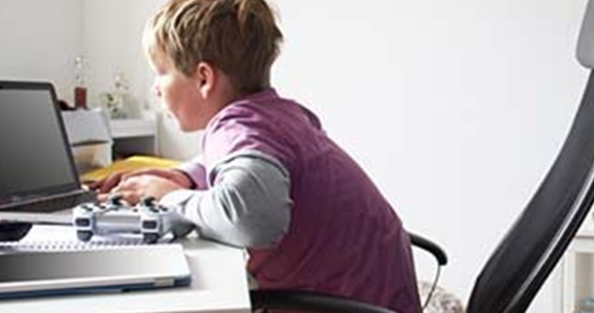 Ergenlik döneminde bilgisayar bağımlılığı duruş bozukluğuna neden olabilir!