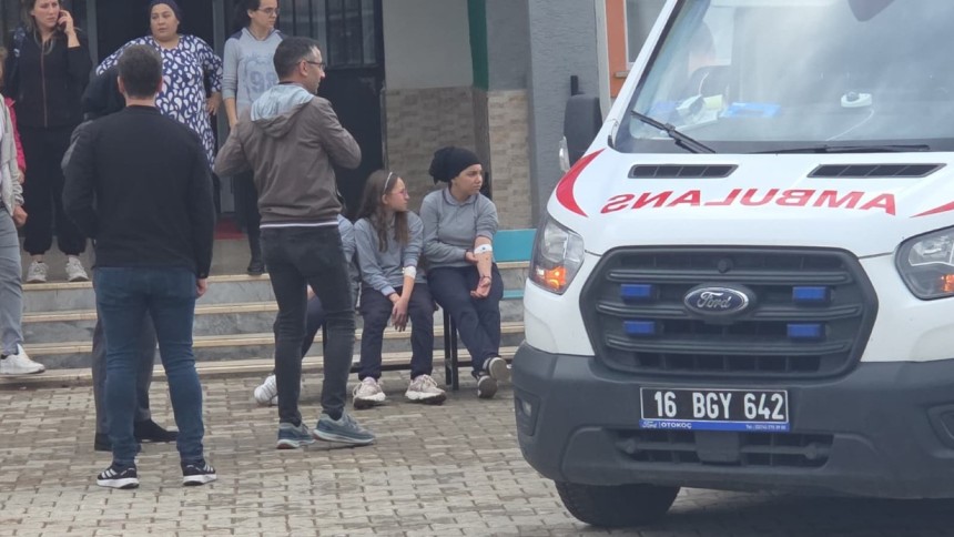Okulda zehirlenme şüphesi: 20 öğrenci ambulansla sevk edildi