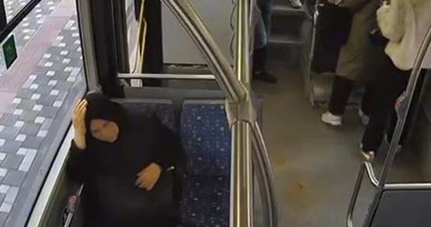 Bursa’da yolcunun kalp krizi geçirme anı saniye saniye kameraya yansıdı