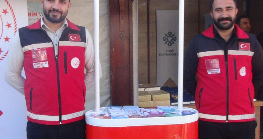 Kitap fuarında kurulan stantlarda halka bilgilendirici broşürler dağıtılıyor