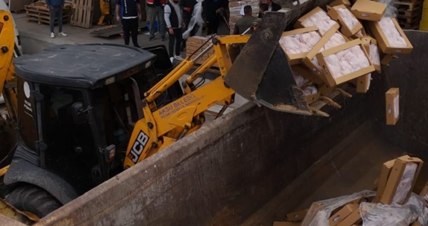 Antalya’da 25 ton tarihi geçmiş tavuk ele geçirildi