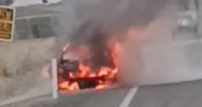 Diyarbakır'da alev alan araç korkuttu