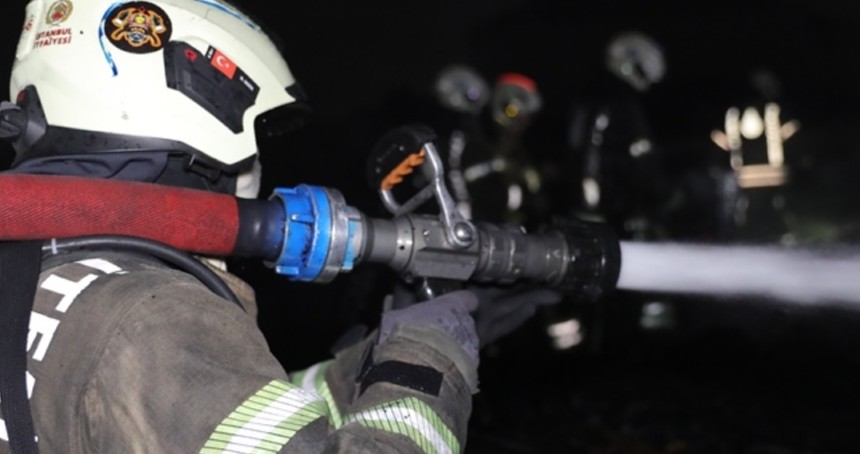 İstanbul’da şarj halindeki elektrikli araç alev alarak patladı