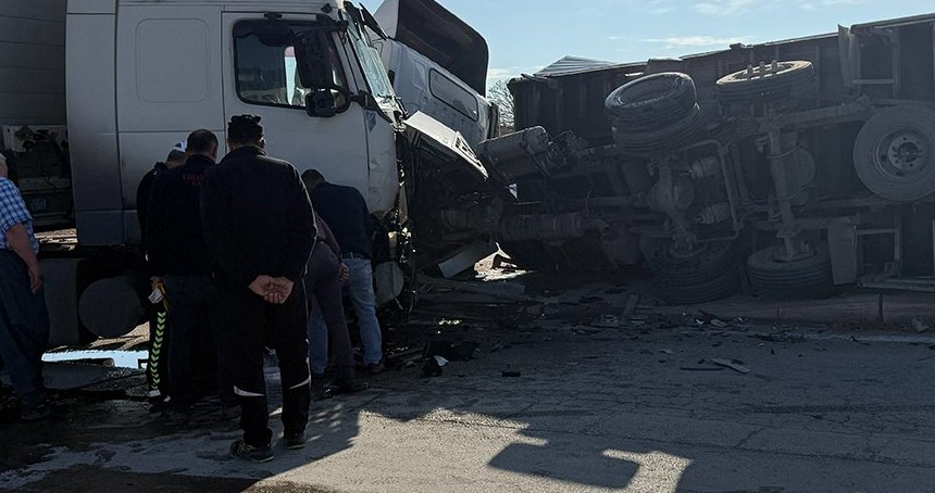 Konya’da kamyonet ile tır çarpıştı: Bir yaralı