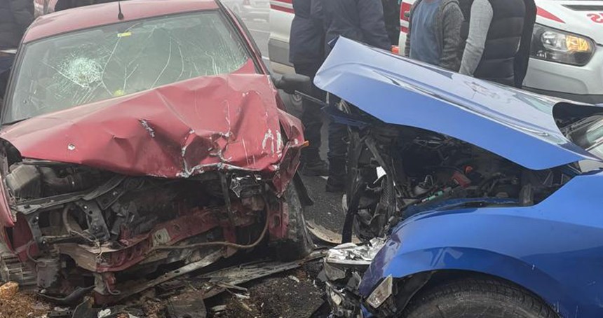 Malatya'da otomobiller kafa kafaya çarpıştı: 5 yaralı