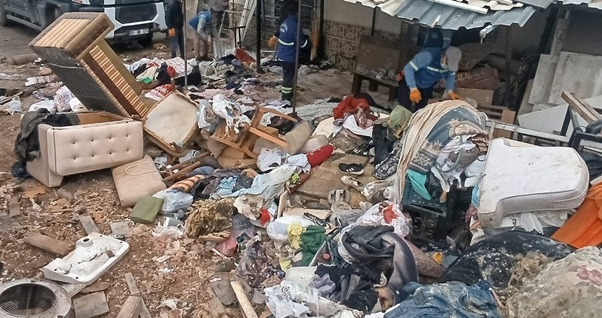 Mersin'de çöp ev temizlendi: 10 kamyon atık tahliye edildi