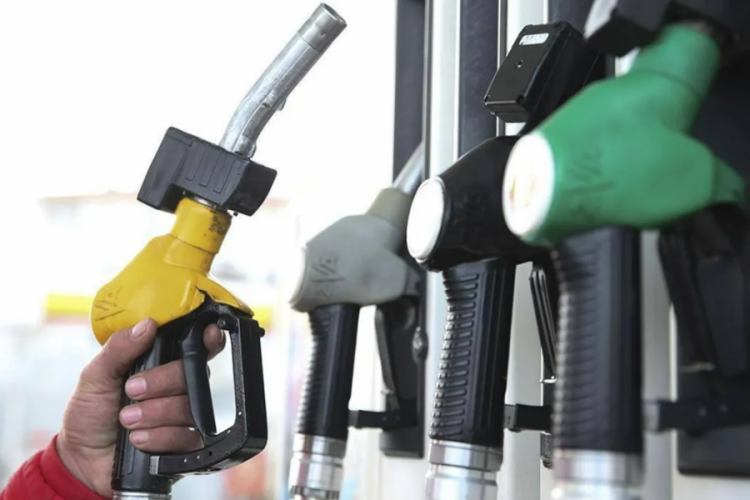 Akaryakıtta indirim rüzgarı: Bu gece tabelaya yansıyacak