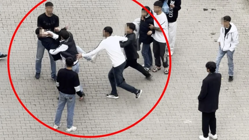 Sokak ortasında tekmeli yumruklu kavga!