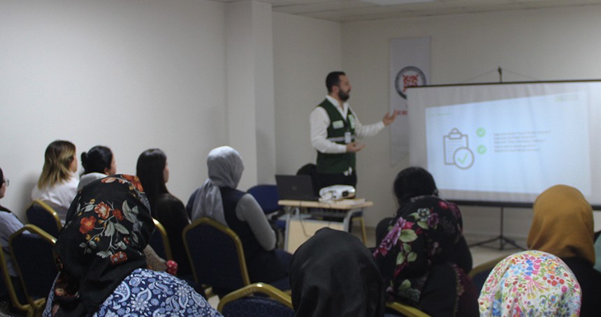 YEŞİLAY, vatandaşları bağımlılıkla mücadele konusunda bilgilendiriyor