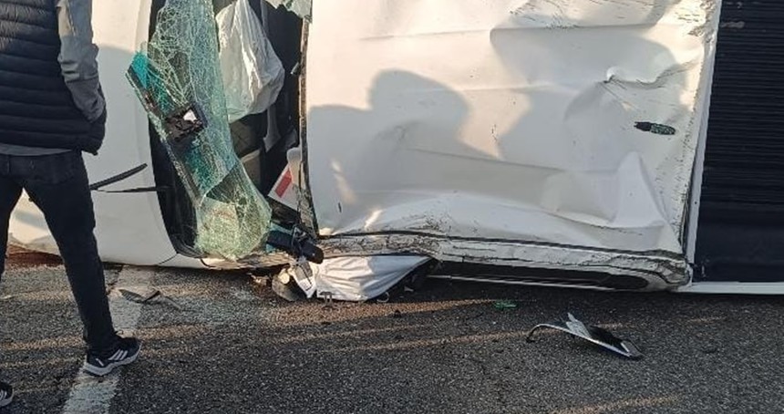 Batman–Bismil yolunda pikap köprü bariyerlerine çarptı: Sürücü ağır yaralı