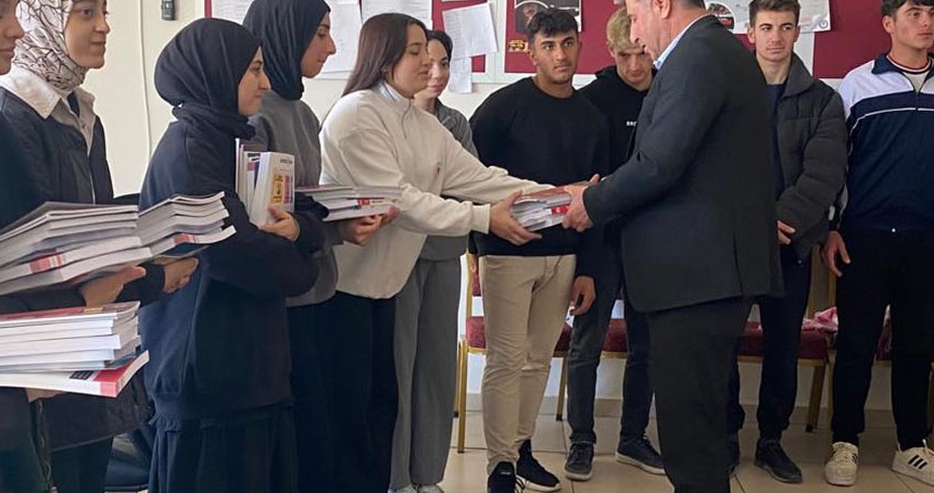 HÜDA PAR'lı Belediye Başkanı Özhan, üniversite adaylarına ücretsiz kaynak kitap dağıttı