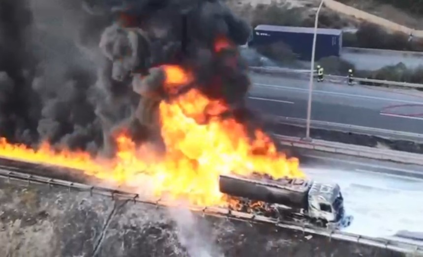 Mazot Yüklü Tanker Alev Topuna Döndü