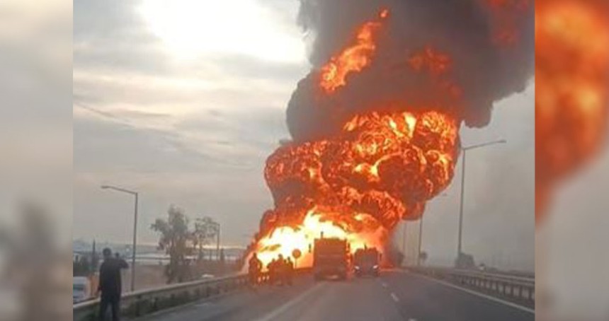 Seyir halindeyken alev alev yanan akaryakıt tankeri büyük korkuya neden oldu