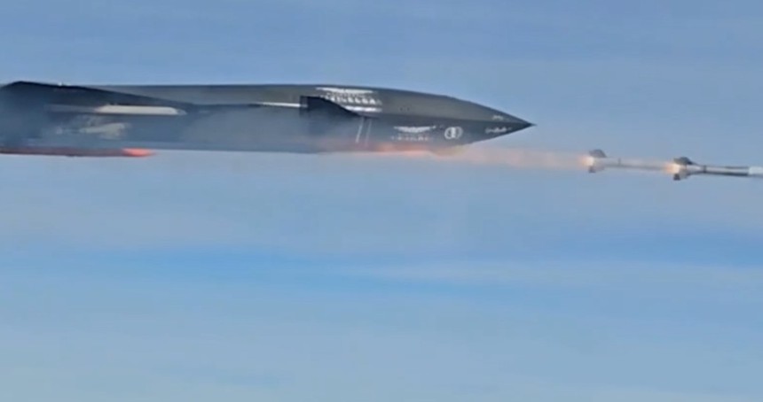 Bayraktar KIZILELMA'dan dünyada bir ilk: Hava-hava füzesiyle hedefini vurdu