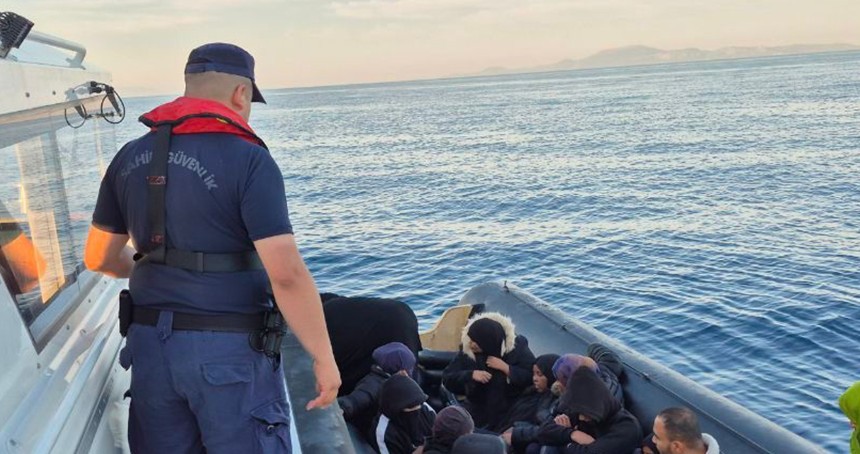 İzmir açıklarında 26 düzensiz göçmen kurtarıldı