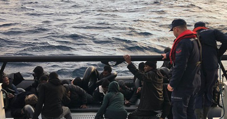 İzmir açıklarında 75 düzensiz göçmen kurtarıldı