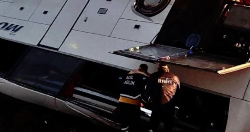 Yolcu otobüsü şarampole devrildi: 2 ölü, 21 yaralı