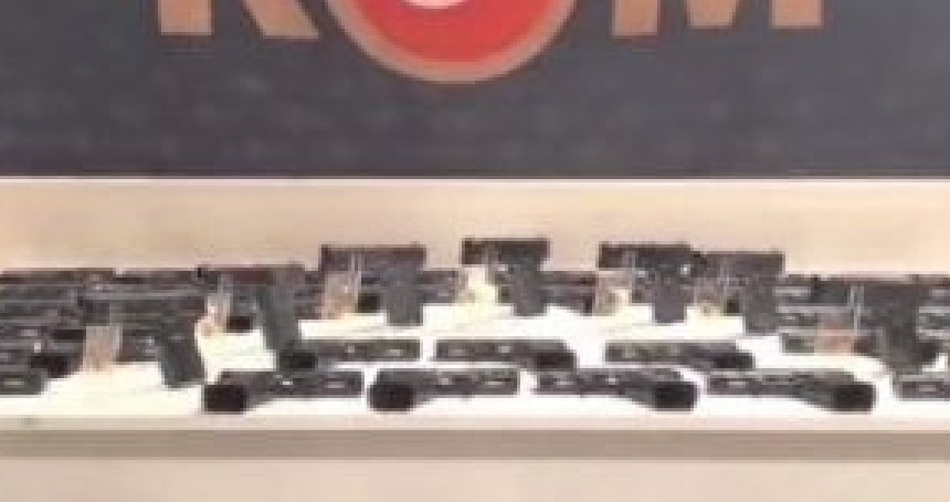 Eskişehir’de arızalı süsü verilen araçtan 480 tabanca ve binlerce silah parçası çıktı